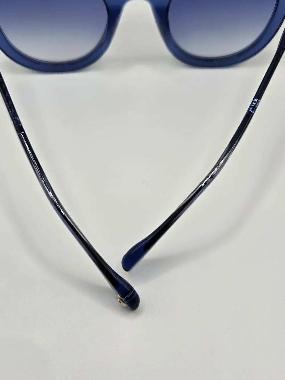 Aperçu sunglasses featuring a bold acetate frame and gold tone branding